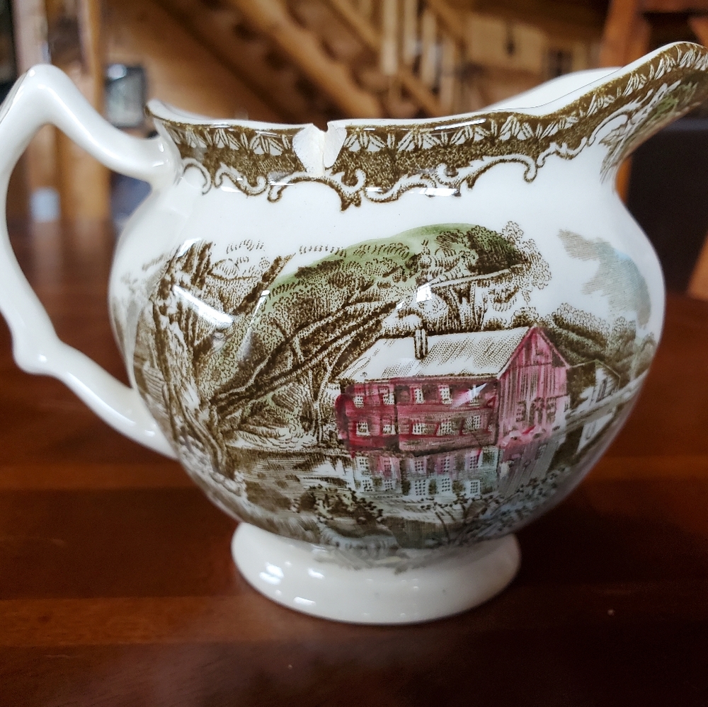 The Friendly Village Creamer